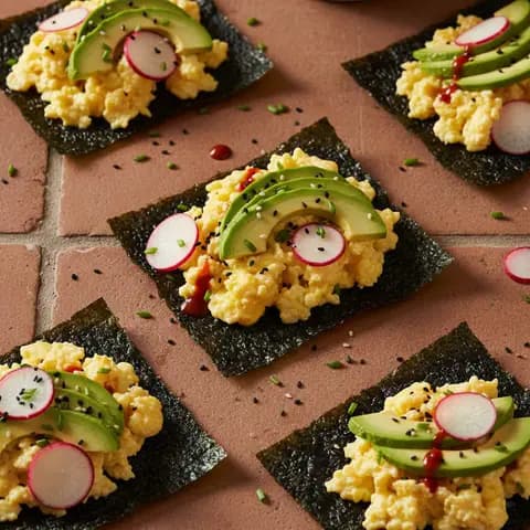 Nori wrap aux œufs brouillés et avocat