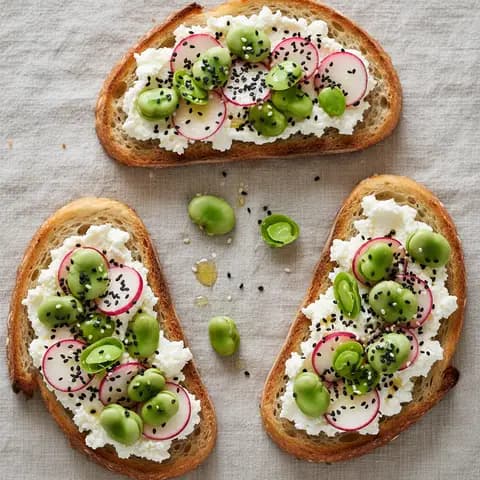 Tartine ricotta & fèves à l'huile de sésame